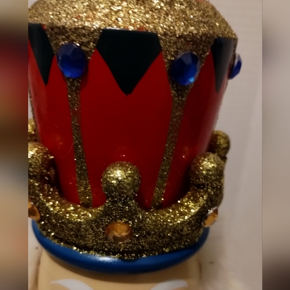 King Nutcracker With Cape Holding A Christmas Tree - Picture 9 of 16